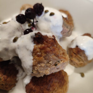 Lihapallid mädarõikakastmes kg